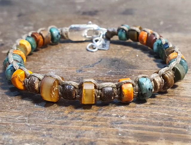 צמיד יוניסקס ארוג בחוטי שעווה שעוטפים אבני חן-טורקיז אפריקאי,ענברים,אגת וקוקוסים סוגרי כסף 925