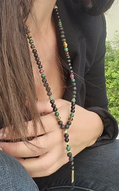 שרשרת אבני חן משלבת אבן מרכזית של טורקיז יחד עם רובי, מלכיית, גארנט, אבני לבה שחורות ואבני אוניקס