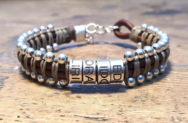 צמיד יוניסקס מיוחד עשוי  עור חום  ארוג חוטי שעווה בגוון ירוק זית וכדורי כסף סטרלינג 925