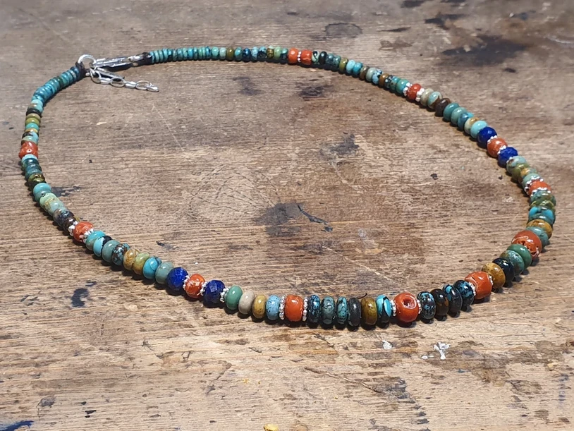 שרשרת אבני חן מרהיבה,המשלבת אבני טורקיז טבעיות בגוונים שונים, קורל (אלמוג) איטלקי ולאפיס .פז בק