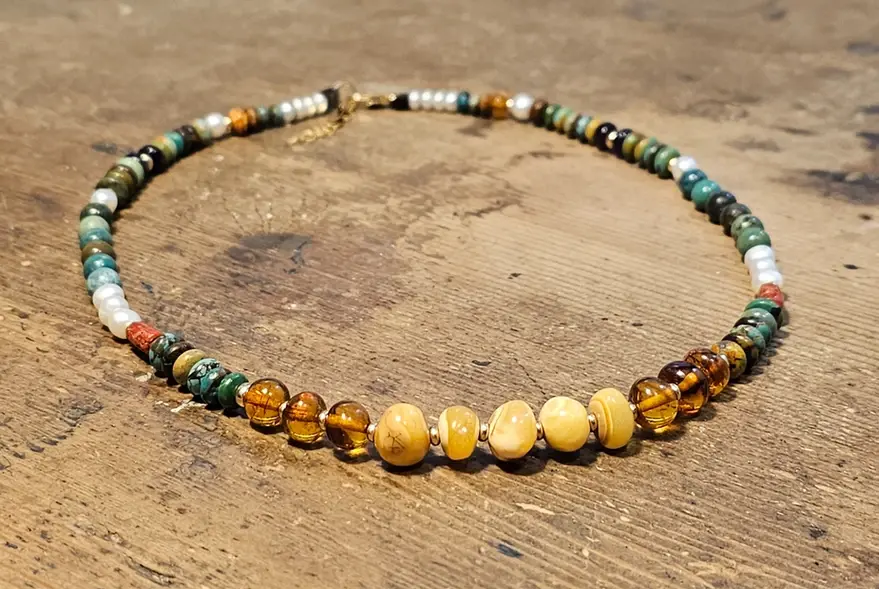 שרשרת אבני חן-שילוב של ענברים בגוון חום מייפל וענבר צהוב מיוחד,גרנט,אבני טורקיז,קורל ופנינים מתורבתות  הפרדות זהב 14 קרט