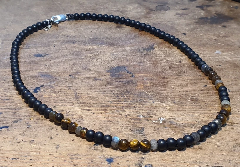 שרשרת אבני חן יוניסקס המשלבת גוונים של אבני אוניקס, לברדורייט, עין הנמר ואבני ענבר מעצבת פז בק