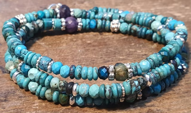 צמיד אבני טורקיז שונות בשילוב אבני ברקת(אמרלד) וספיר,רינגים כסף 925 והמטייט