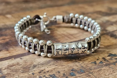 צמיד יוניסקס מיוחד עשוי  עור חו�ם  ארוג חוטי שעווה בגוון ירוק זית וכדורי כסף סטרלינג 925