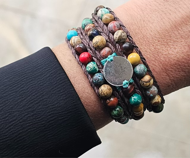 צמיד מלופף 3 ליפופים במראה אינדיאני עשוי אריגה של חוטי שעווה בשילוב אבני טורקיז אפריקאיות,עין הנמר,טורקיז היולייט,ג'ספר