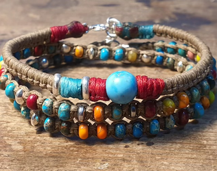 סט 2 צמידים  צמיד ארוג בעבודת מקרמה שזור אבני חן צבעוניות,המטייט ונגיעות כדורי כסף  צמיד ארוג חוטים עם סנטר אבן בגוון טורקיז