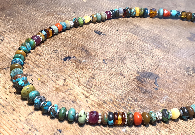 שרשרת אבני חן יוקרתית המשלבת מגוון אבני חן מעצבת פז בק