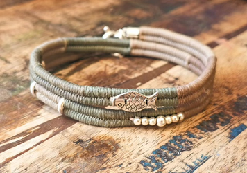 צמיד מלופף 2 ליפופים -אריגת חוטי שעווה בשילוב אלמנטים כסף 925, סנטר דג כסף 925 וכדורי כסף