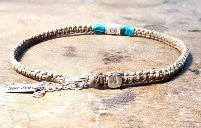 צמיד רגל ארוג בגוון קפה בהיר וטורקיז,משולב סנטר אלמנט בסגנון עתיק עשוי כסף 925  ובסוף הצמיד חרוז כסף מרובע יצוק עם ריקוע של א