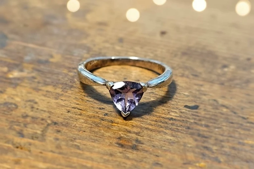 טבעת כסף 925 בשיבוץ אבן אמטיסט . פז בק