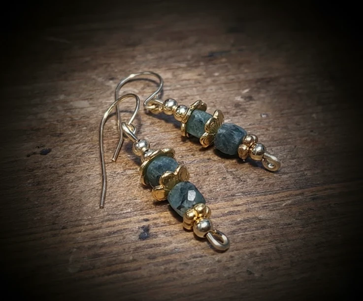 עגילי אמרלד עשויים  גולדפילד,כיפות ציפוי זהב 14 קרט,כדורי גולדפילד