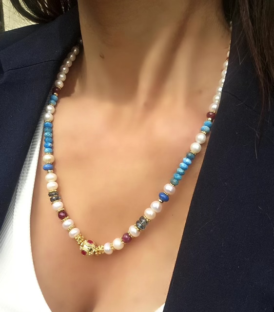 שרשרת אבני חן ופנינים מתורבתות אבני טופז כחול,רובי,אפטייט סנטר כדור משובץ זירקונים בגוון רובי והפרדות מצופות זהב 14 קרט