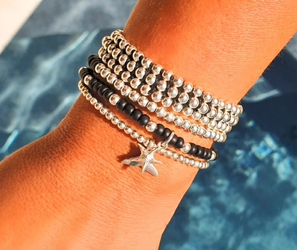 סט צמידים סילברש הוא סט מרשים במיוחד בגווני שחור וכסף