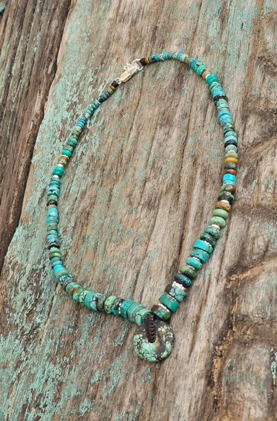שרשרת אבני חן טורקיז טבעיות שונות ומיוחדות בגוונים נדירים  בשילוב הפרדות כסף 925,המטייט ואבן דונטס טורקיז עיצוב פז בק
