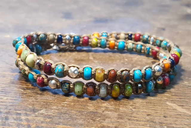 צמיד יוניסקס ארוג בעבודת מקרמה שזור אבני חן,המטייט ונגיעות כדורי כסף 4 מ"מ מלופף 2 ליפופים -סוגרי כסף סטרלינג 925