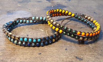 סט 2 צמידים ארוגים בחוטי שעווה  בשילוב מיוקי יפנים וסגירה מתכווננת