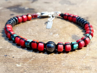 צמיד ארוג חוטי שעווה בשילוב אבני קורל צבוע,אבני המטייט,טורקיז אפריקאי וסוגרי כסף 925