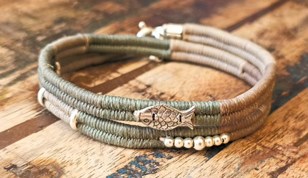 צמיד מלופף 2 ליפופים -אריגת חוטי שעווה בשילוב אלמנטים כסף 925, סנטר דג כסף 925 וכדורי כסף