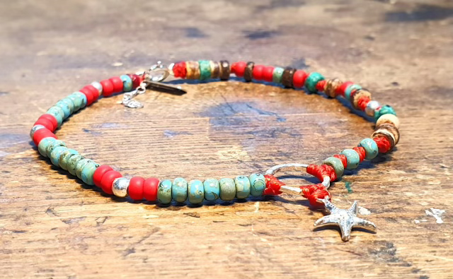 צמיד רגל  ארוג בחוטי שעווה בגוון אדום עם שילוב של חרוזי מיוקי יפנים,אבני ג'ייד אפריקאי,קוקוסים וכסף 925