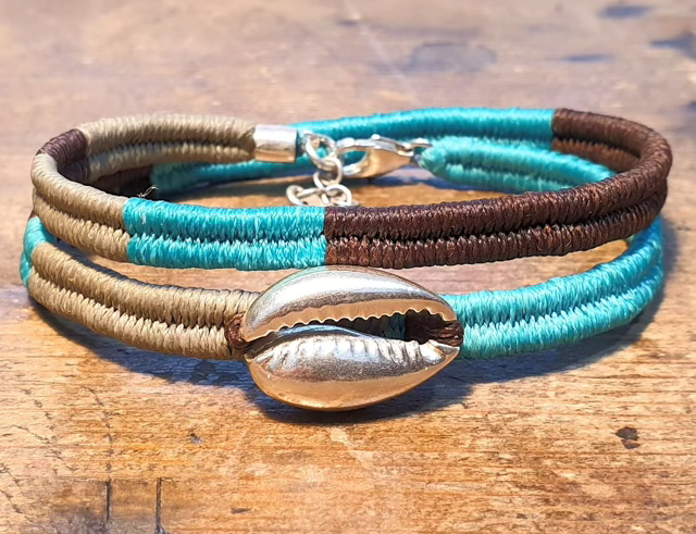 צמיד יוניסקס-מלופף שני ליפופים באריגת חוט שעווה בשילוב אלמנט קונכיה יצוקה כסף סטרלינג 925