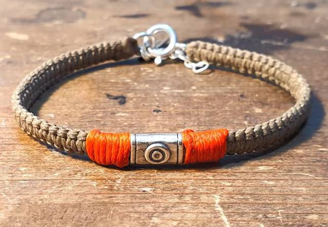 צמיד יוניסקס ארוג חוטי שעווה בשילוב אלמנט כסף 925 בריקוע פרח או עיגול לבחירה וסוגר לולאה וכפתור