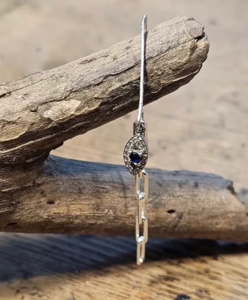 עגיל וי בודד עם שרשרת חוליות כסף 925 ועין כסף משובצת זירקונים