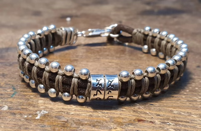 צמיד יוניסקס מיוחד עשוי  עור חום  ארוג חוטי שעווה בגוון ירוק זית וכדורי כסף סטרלינג 925