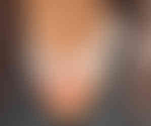 שרשרת פנינים מרשימה המעוצבת ב-3 שכבות של פנינים מתורבתות שונות מעצבת פז בק