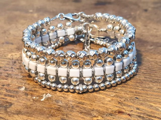 סט צמידי יד בעיצובה של פז בק