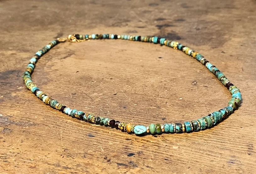 שרשרת אבני טורקיז טבעיות בגוונים שונים ,טורקיז אריזונה,טורקיז אפריקאי ועוד,אבני גרנט ושילוב של רינגים זהב 14 קרט