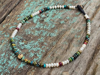 שרשרת  אבני חן טבעיות טורקיזים,רובי ופנינים מתורבתות סנטר-אלמנט במראה עתיק משובץ זירקונים בגוון רובי מצופה זהב 14 קרט