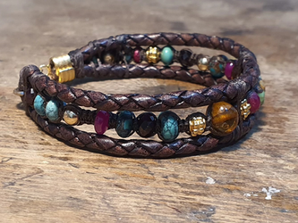 צמיד עור צמה איכותי בגוון חום  בשילוב אריגת חוטים מיוחדת בשילוב כדורי גולדפילד 5 מ"מ,אבני טורקיז גרנט,רובי,ענברים,רינגים