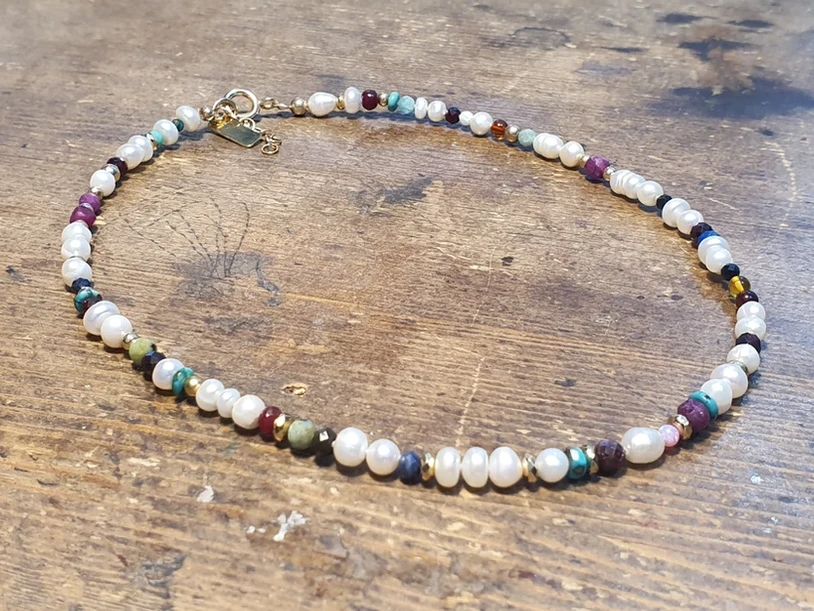 שרשרת אלגנטית ומיוחדת - פנינים מתורבתות ושילוב אבני חן - מעצבת פז בק