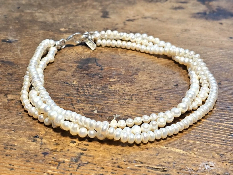 שרשרת פנינים מרשימה המעוצבת ב-3 שכבות של פנינים מתורבתות שונות מעצבת פז בק