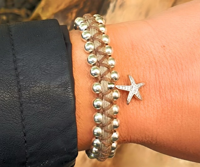 צמיד ארוג חוטי שעווה בשילוב כדורי כסף 925 תליון כוכב ים כסף 925 משובץ זירקונים