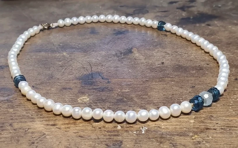 שרשרת פנינים מתורבתות באיכות גבוהה בשילוב אבני חן מעצבת פז בק