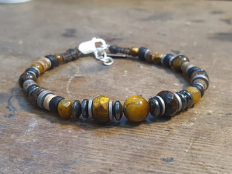 צמיד יוניסקס עשוי אבני עין הנמר בשילוב אבני המטייט וחרוזי קוקוס סוגרי כסף 925.