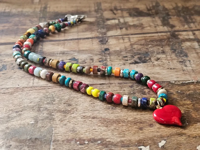 אבני טורקיז אפריקאי,טורקיז היולייט,לברדורייט,עין הנמר,ג'ספר צבועות,חרוזי סיליקון, מלכית,המטייט,אמטיסט,חרוזי קריסטל,ועוד