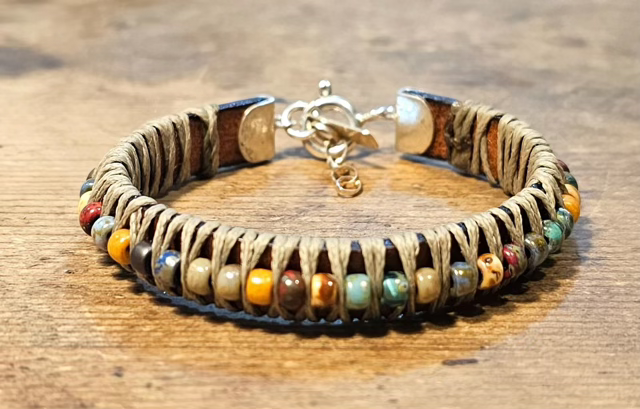 צמיד עור רחב שילוב אריגת חוטי שעווה עם חרוזי מיוקי ומטובו