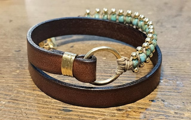 צמיד מלופף,משולב עור חום רחב ואריגת חוטי שעווה בשילוב חרוזי מיוקי פיקאסו וכדורי גולדפילד 3, טבעת גולדפילד, חבק ציפוי זהב