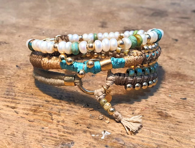 צמיד מלופף 2 ליפופים ארוג חוטי שעווה בשילוב טבעות גולדפיליד רקועות בעבודת יד,אלמנטים גולדפילד וציפוי זהב 14