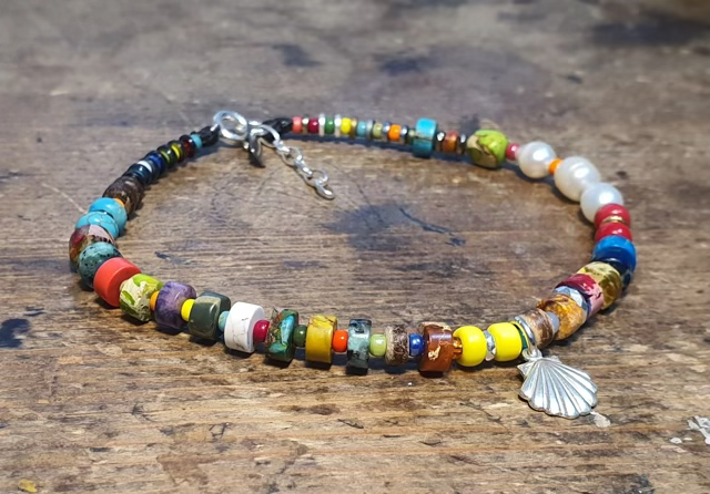 צמיד לרגל סאוטה בשילוב פנינים בעיצוב יחודי של המעצבת פז בק