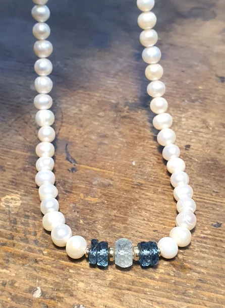 שרשרת פנינים  מתורבתות באיכות גבוהה בשילוב אבני חן-השילוב של גוון הפנינה יחד עם הטופז הכחולה והאקווה מרין בגוון תכלת ים