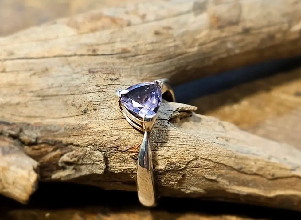 טבעת כסף 925 בשיבוץ אבן אמטיסט . פז בק