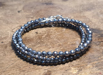 צמיד שלוש שכבות מאבני המטייט  בגוון כסוף וגוון שחור בגדלים שונים -סוגרי כסף 925