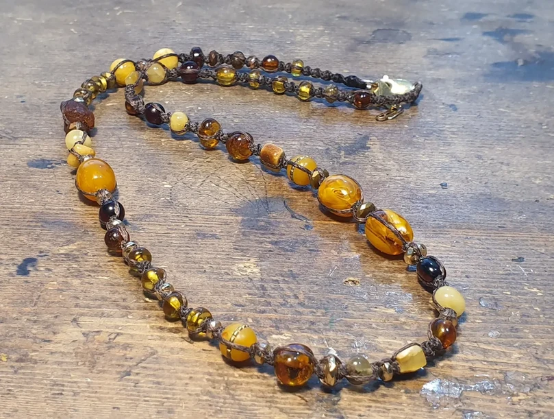 שרשרת ענברים מיוחדת,המציגה שילוב עשיר וייחודי של סוגי ענברים שונים בגוונים מרהיבים מעצבת פז בק