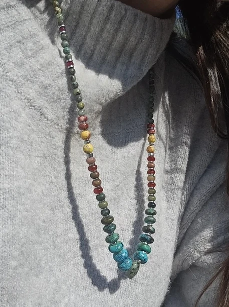 שרשרת מאלה יוניסקס ייחודית,המשלבת מגוון אבני חן. פז בק