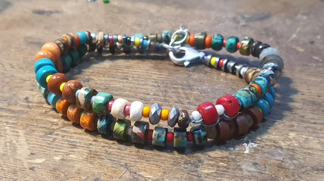 שילוב אבני טורקיז אפריקאי,אמטיסט,לברדורייט,עין הנמר,ג'ספר,סיליקון, המטייט, קוקוסים,אבני קורל,מלכית,רינגים,כדורי כסף ועוד