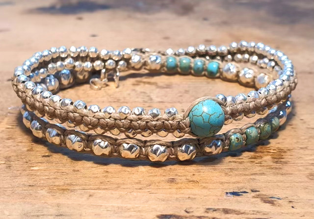 צמיד יד מלופף עשוי חוטי שעווה משולב כדורי כסף חלקים ורקועים ,חרוזי מיוקי יפנים-סנטר אבן טורקיז היולייט וסוגרי כסף