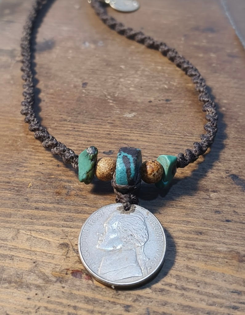 שרשרת ארוכה בעלת נוכחות, בעבודת מקרמה מקצועית, המשלבת אבני טורקיז, אגת ומטבע. פז בק